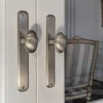 Drzwi białe dwuskrzydłowe