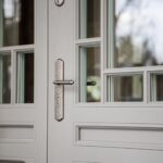 Drzwi białe zewnętrzne z szybami