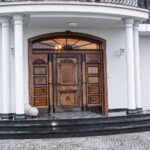 Drzwi brązowe zewnętrzne drewniane