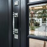 Drzwi czarne wejściowe do domu premium