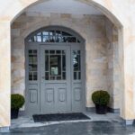 Drzwi wejściowe szare do domu